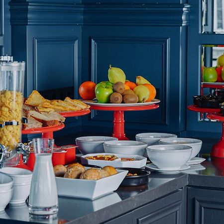 Tapis Rouge Design Boutique Hotel Batumi Luaran gambar A breakfast buffet
