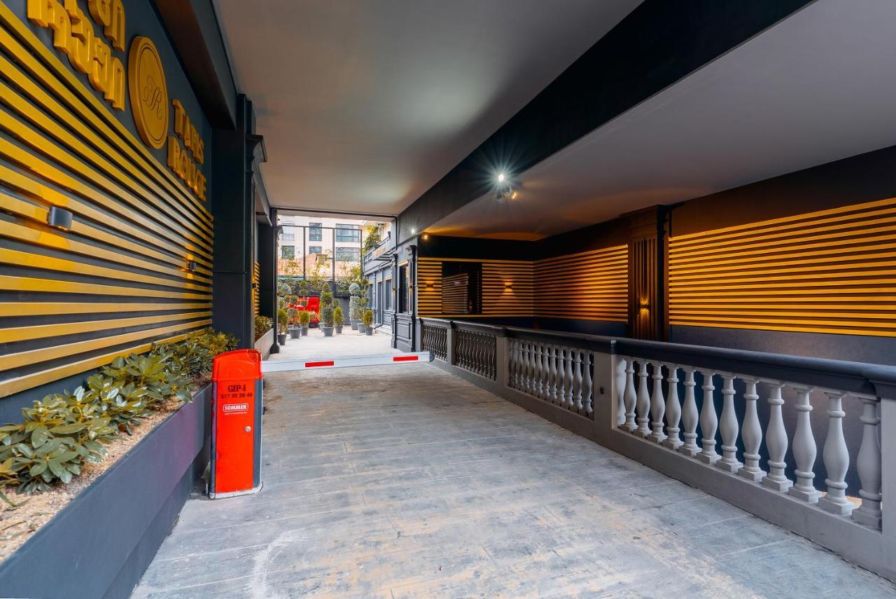 Tapis Rouge Design Boutique Hotel Batumi Luaran gambar The entrance of the hotel