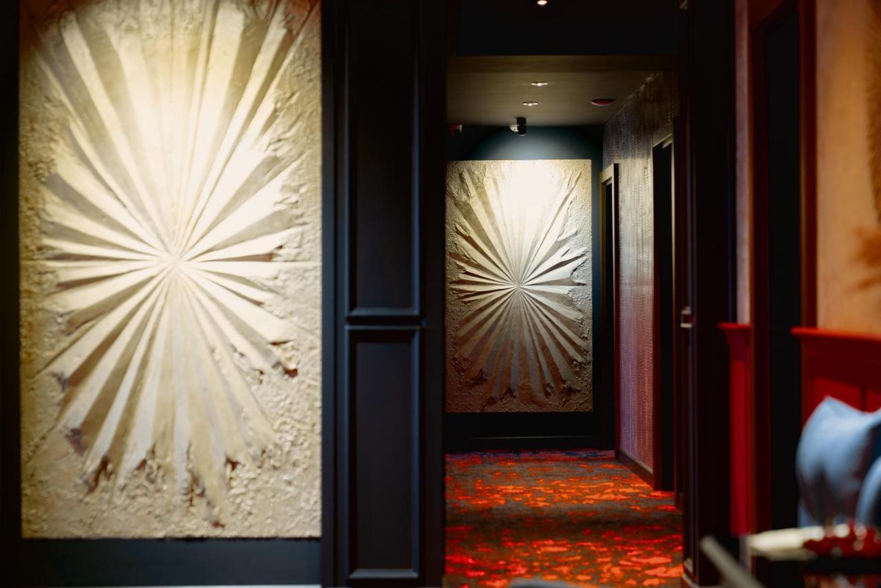 Tapis Rouge Design Boutique Hotel Batumi Luaran gambar Artwork by Michael O'Reilly