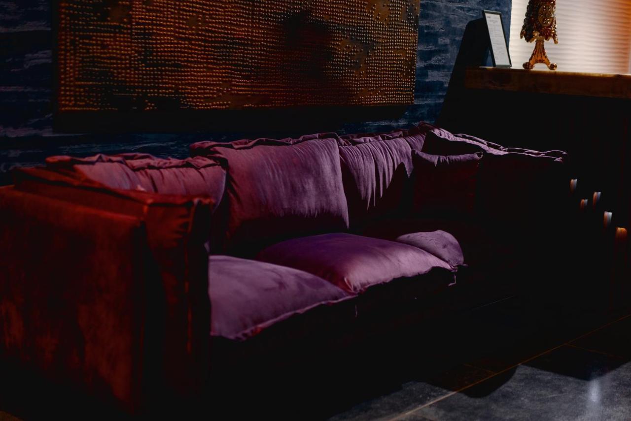 Tapis Rouge Design Boutique Hotel Batumi Luaran gambar A sofa