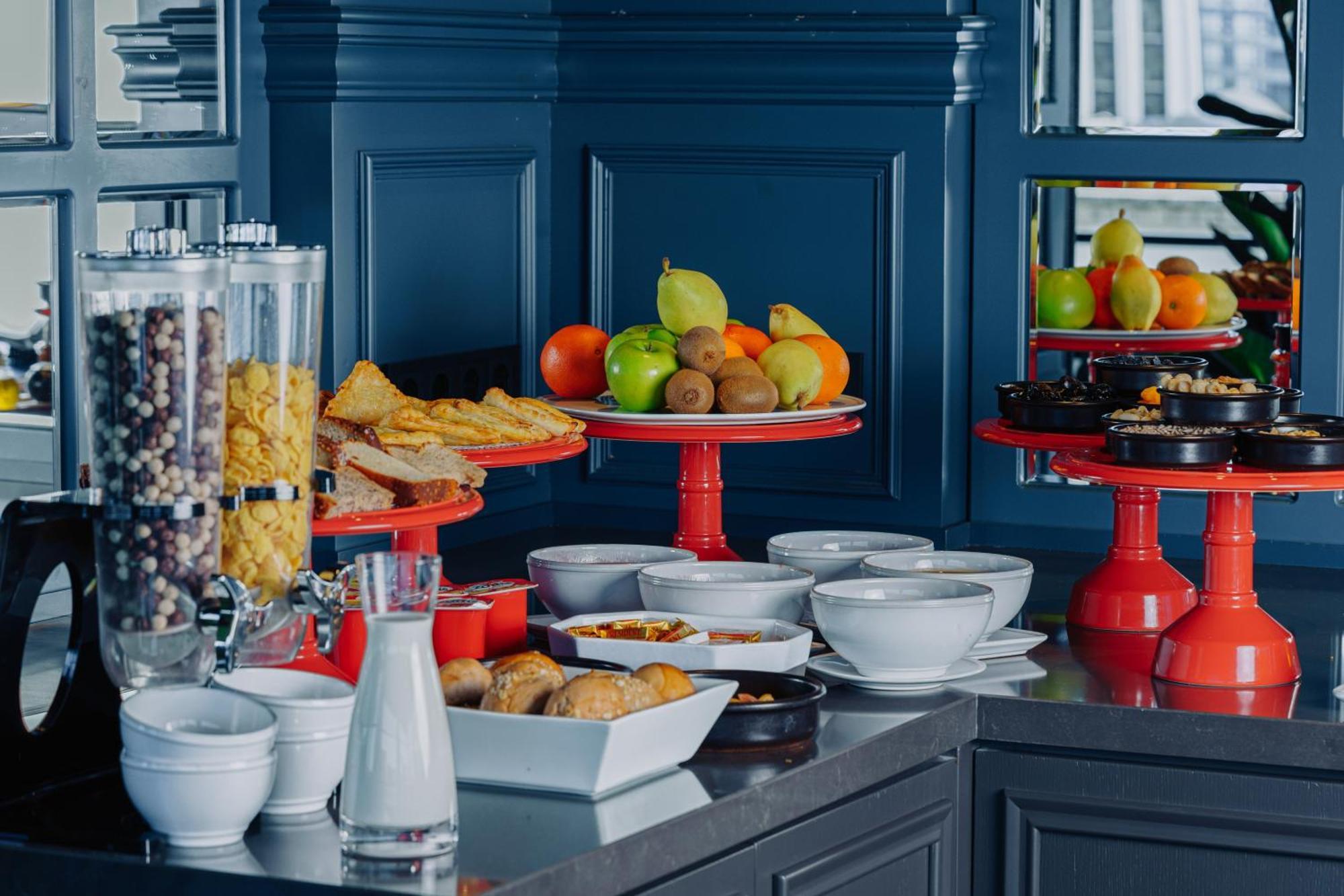 Tapis Rouge Design Boutique Hotel Batumi Luaran gambar A breakfast buffet